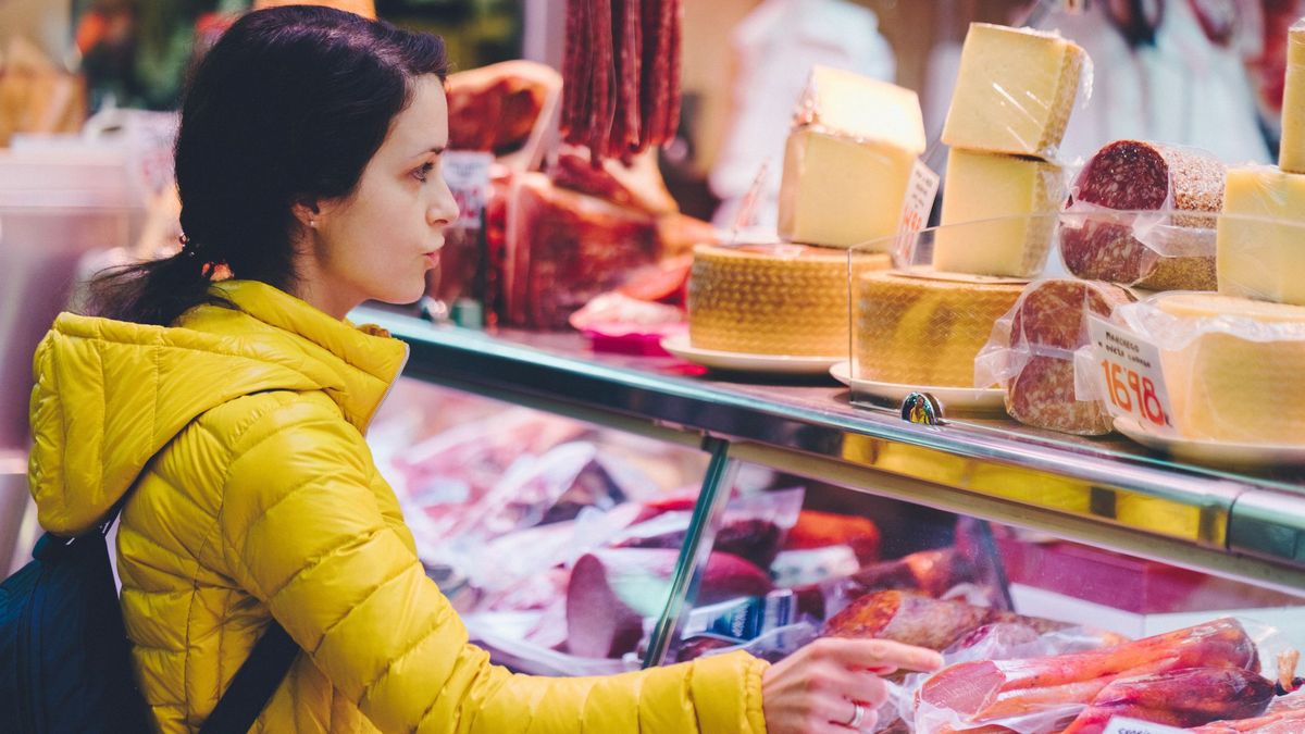 Una chica pidiendo en la carnicería