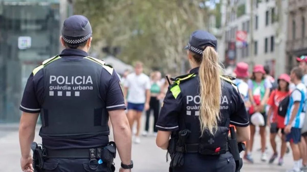 Una pareja de la Guardia Urbana patrulla por una calle de Barcelona.