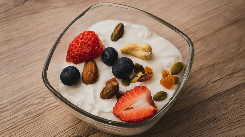 Yogur con fruta fresca y frutos secos