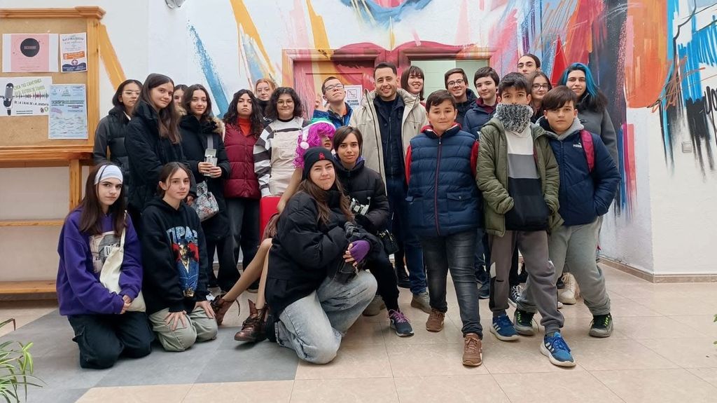 Alumnos de la Escuela de Cómic de La Zubia con su profesor