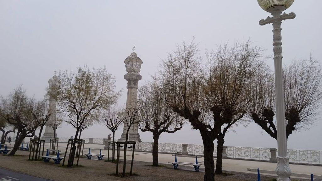 Bancos de niebla desde la playa de la Concha, en San Sebastián