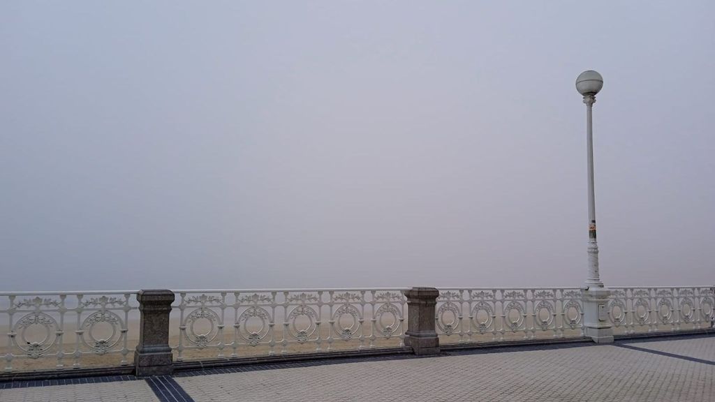 Bancos de niebla desde la playa de la Concha, en San Sebastián