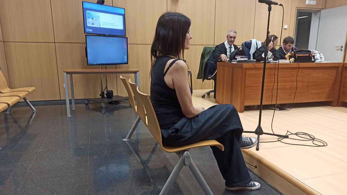 Cristina Seguí durante su declaración en el juicio en Valencia acusada de haber difundido la imagen de las menores violadas en Burjassot