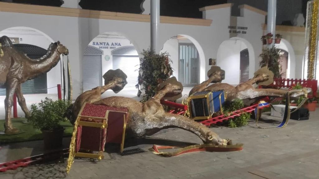 Decorado navideño con camellos vandalizado en Chipiona