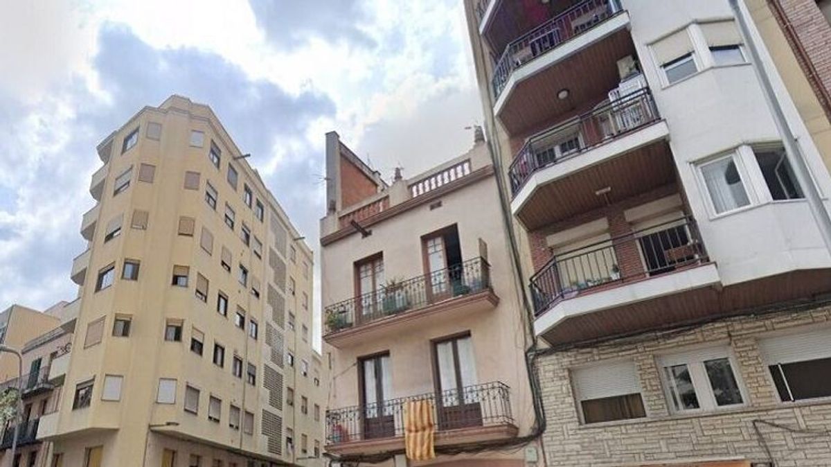 El Ayuntamiento de Barcelona compra un edificio del Camp de l'Arpa subastado por el Hospital Clínic