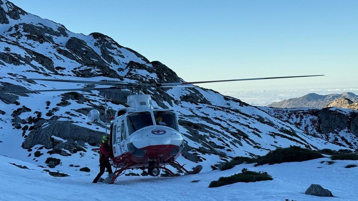 El helicóptero del Gobierno de Cantabria en el dispositivo de búsqueda del montañero perdido.