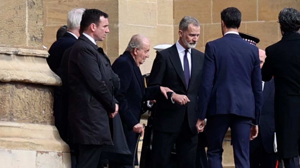 El rey Felipe y su padre Juan Carlos I en febrero de 2024.