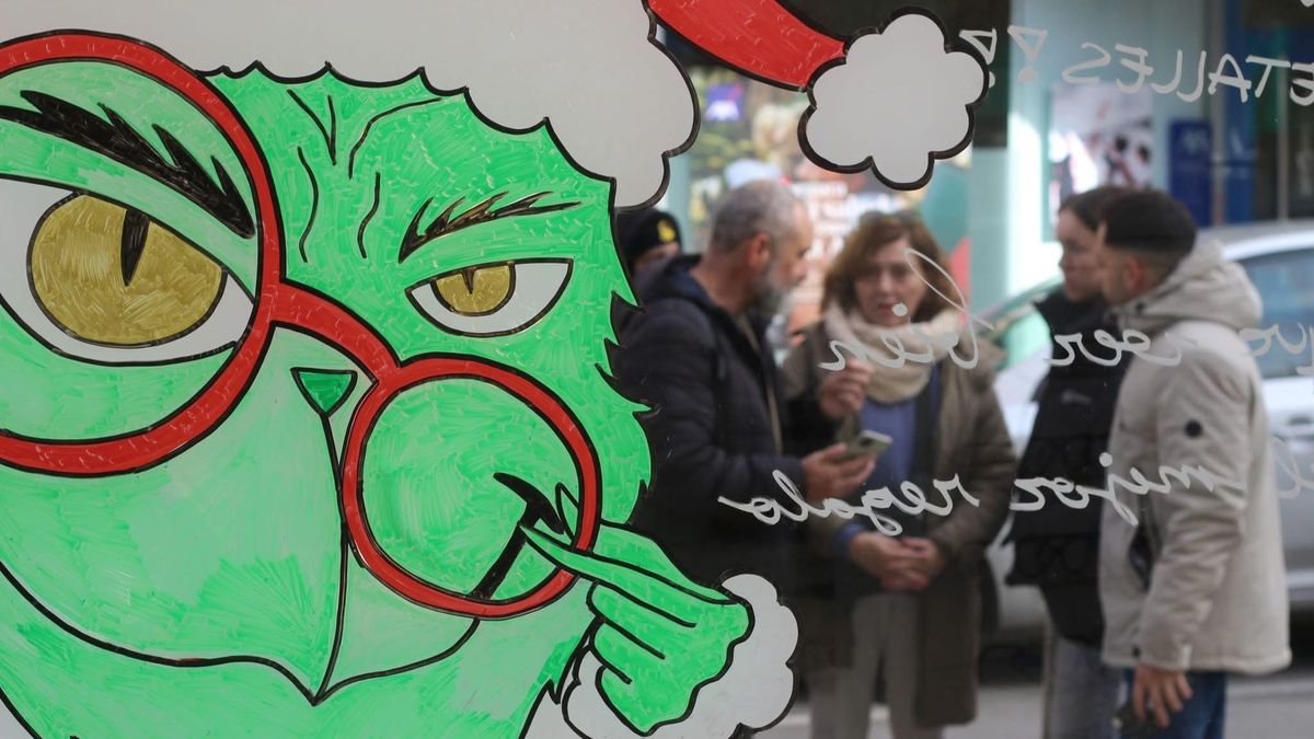 Grinch dibujado y pintado en la cristalera de un comercio en La Zubia, Granada