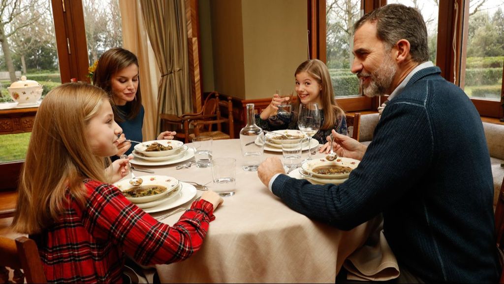 La familia real en el comedor de su casa.