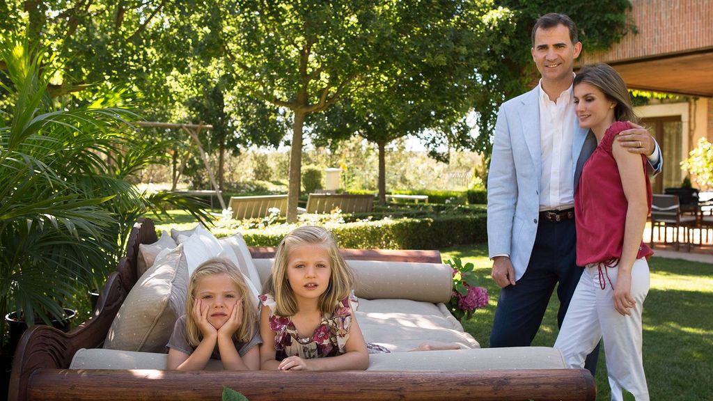 La familia real española en el patio de su casa.