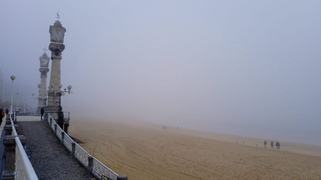 La niebla cubre la playa de la Concha de San Sebastián