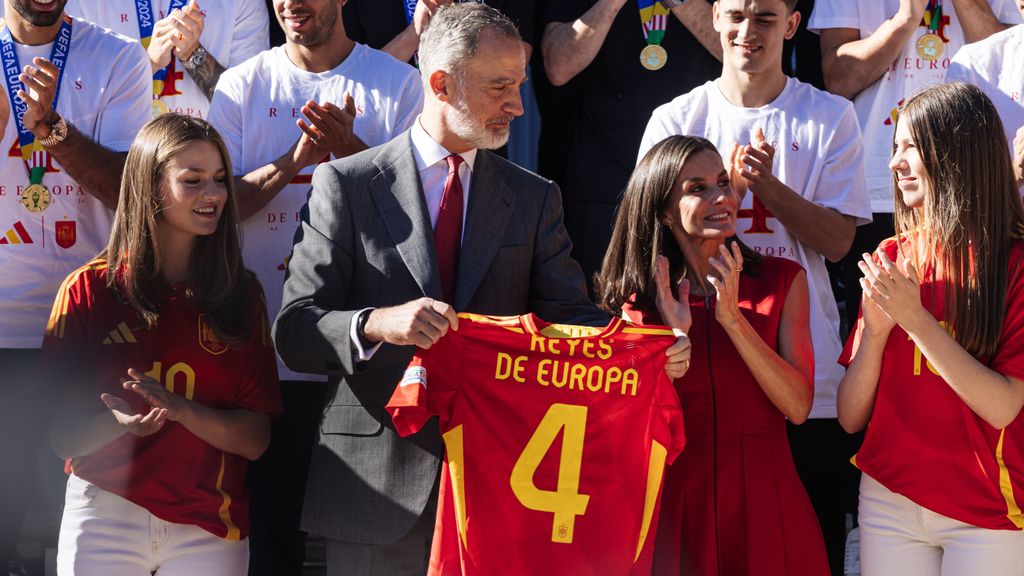 Los reyes y sus hijas con la selección española.