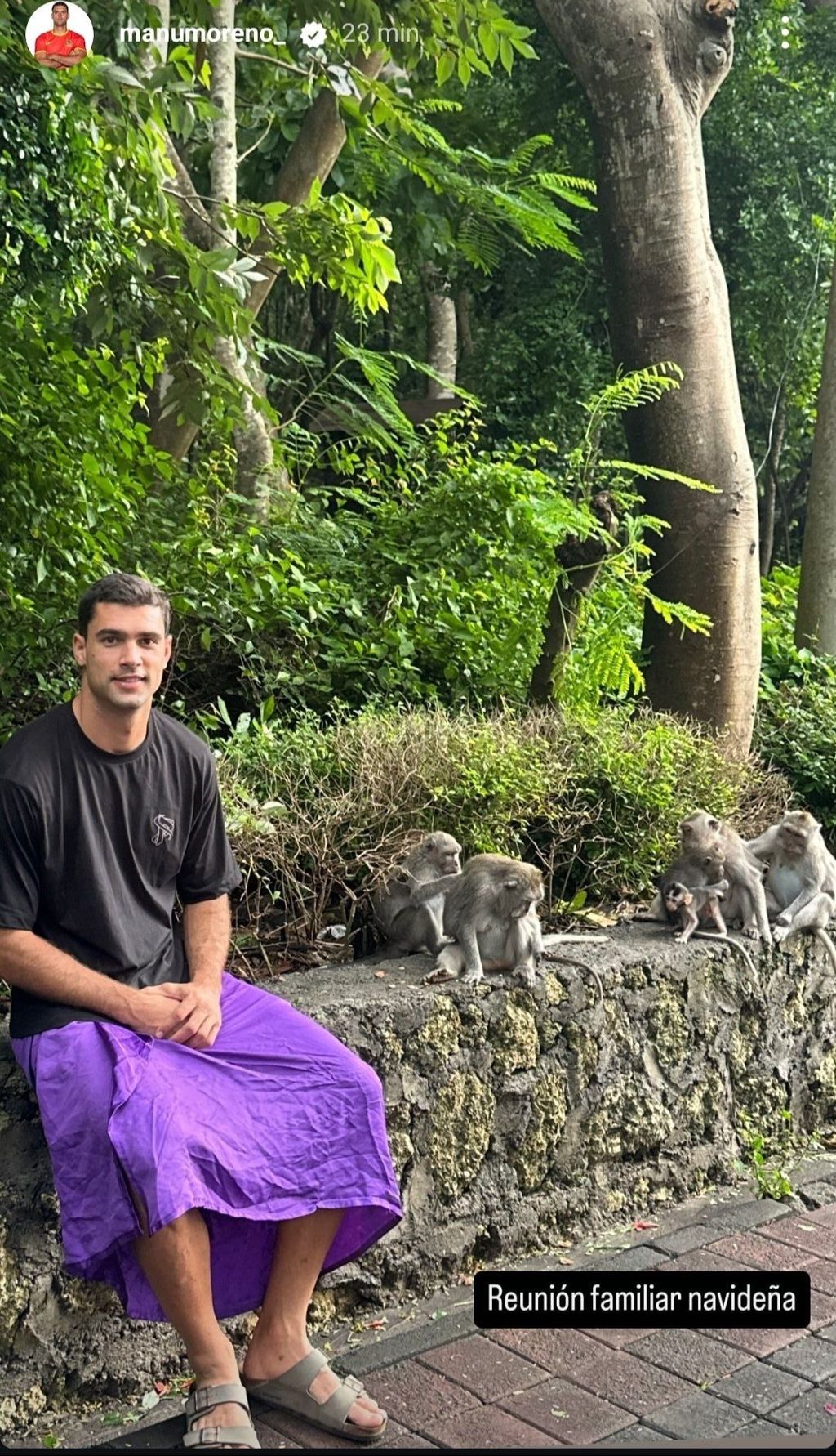 Manu Moreno, junto a unos monos durante su viaje a Bali