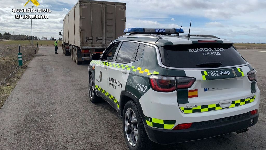 Patrulla de la Guardia Civil durante la interceptación de un conductor bajo los efectos del alcohol en Caudete, Albacete