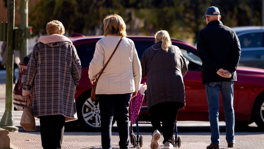 Personas mayores paseando por una calle de Madrid