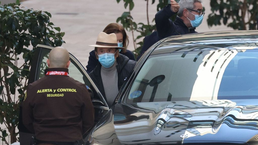 Raphael, con mascarilla, en el momento del alta hospitalaria.