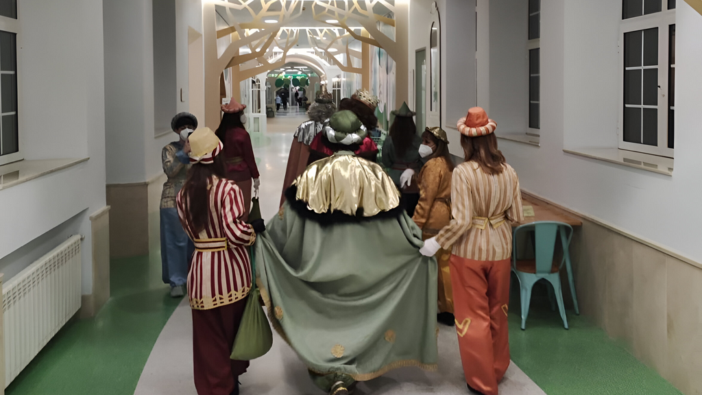 Reyes y pajes por los pasillos del Hospital Niño Jesús.