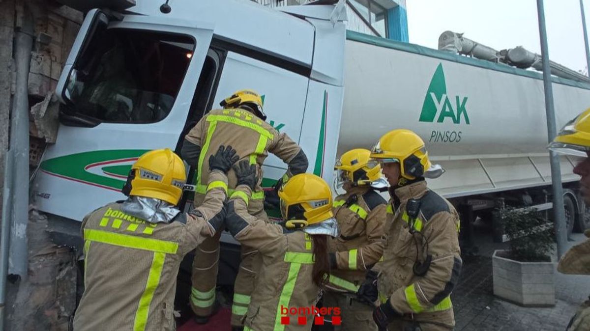 Un camión se empotra contra la pared de una cafetería en Tàrrega, Lleida