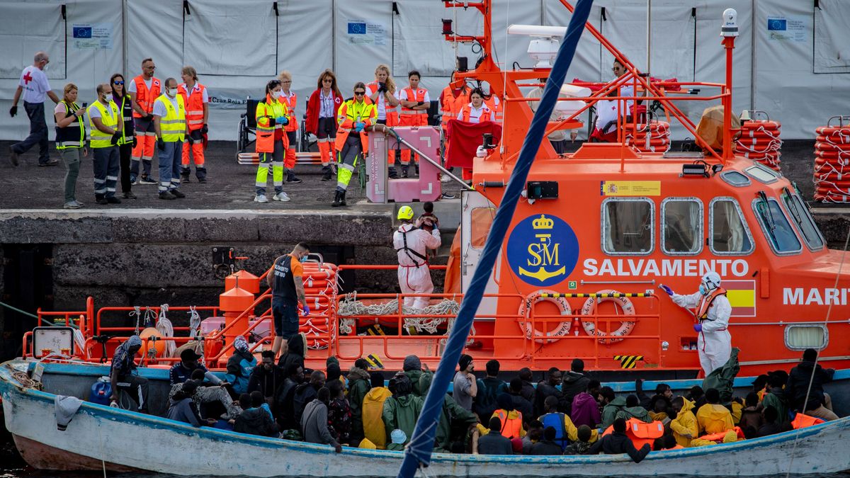 un cayuco a su llegada al puerto de La Restinga, en El Hierro