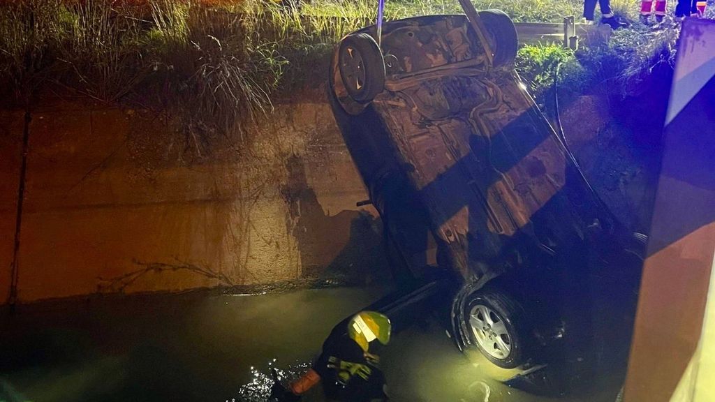 Bomberos extraen un coche precipitado a un arroyo en Arcos, Cádiz