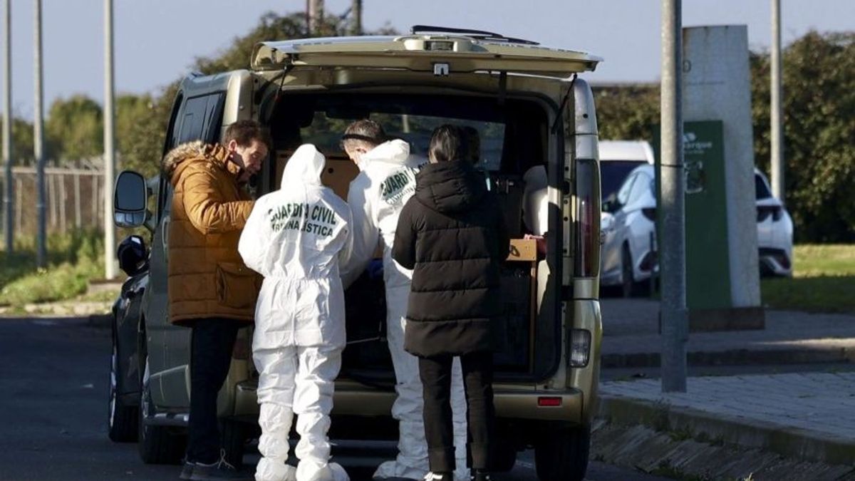 Miembros de la Guardia Civil en el Ecoparque de Logroño tras la aparición del cadáver de un bebé en las instalaciones