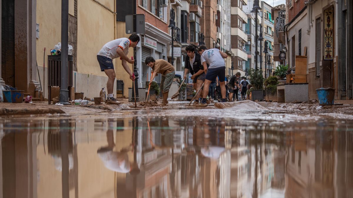 Tareas de limpieza en el municipio de Aldaia, Valencia, tras la DANA