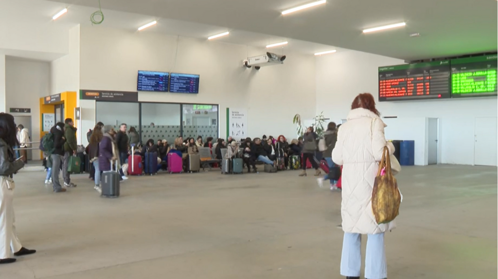 Un problema técnico deja grandes retrasos en la estación de Chamartín en plena operación salida