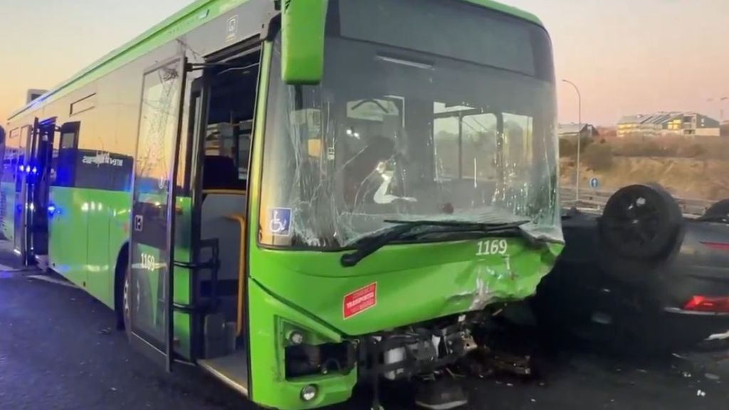 Autobús dañado y turismo volcado tras colisión frontal