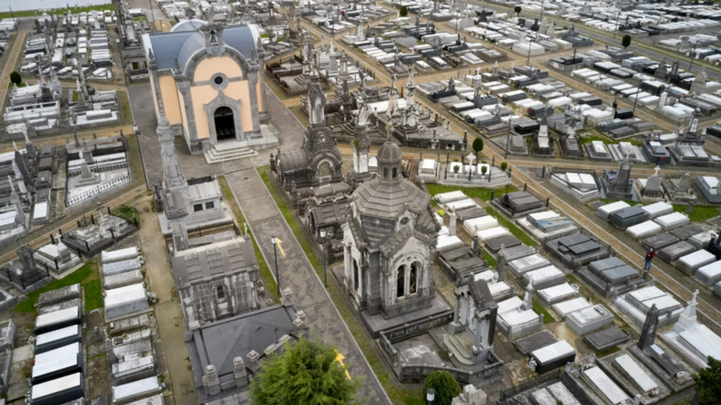 Desentierra el cadáver de su madre del cementerio de Avilés y se lo lleva a casa