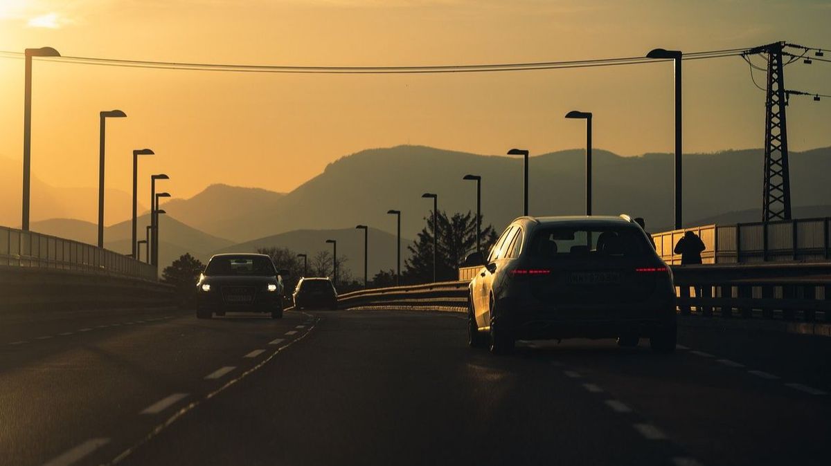 Evitar llevar el coche revolucionado es un buen consejo para ahorrar combustible