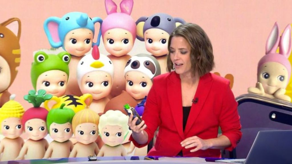 María Casado, emocionada con el Sonny Angel que le ha regalado el equipo de 'Informativos Telecinco'