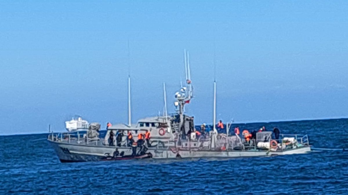 Marruecos logra remolcar la patrullera encallada en Melilla fuera de aguas españolas