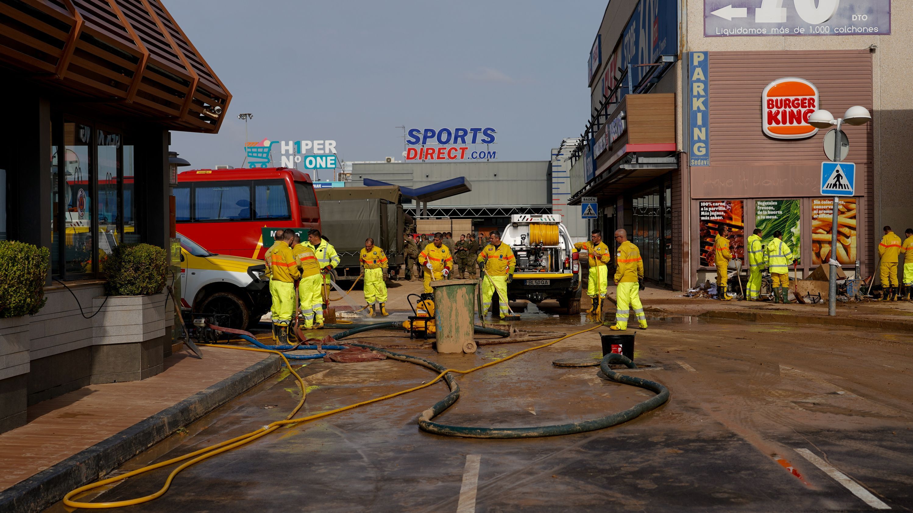 Operarios desatascando una alcantarilla en un polígono de Alfafar