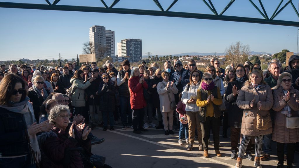 Vecinos de La Torre recuerdan a las víctimas de la DANA y bautizan el "Puente de la Solidaridad"