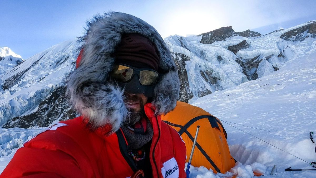 El alpinista Alex Txikon se recupera favorablemente tras ser intervenido de urgencia de apendicitis