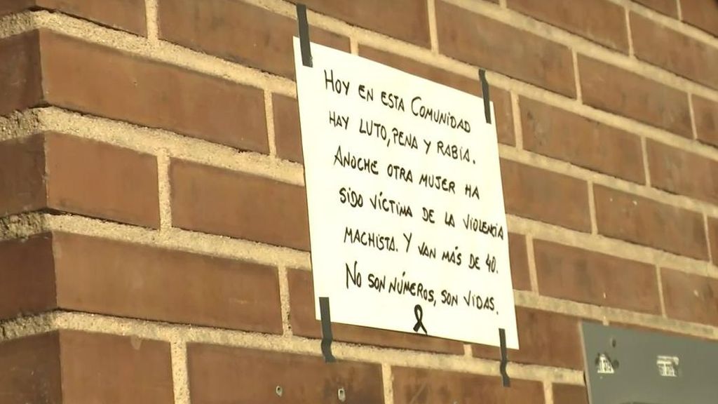 El cartel de los vecinos de Diana, la joven de 29 años asesinada en Usera: "Hoy en esta comunidad hay luto, pena y rabia"