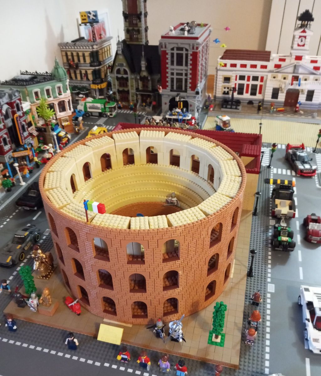 El Coliseo, junto a otras creaciones de Lego