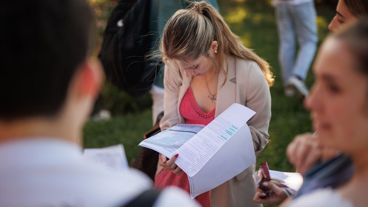 EuropaPress 6005036 estudiante repasa apuntes antes iniciar examenes primer dia evaluacion