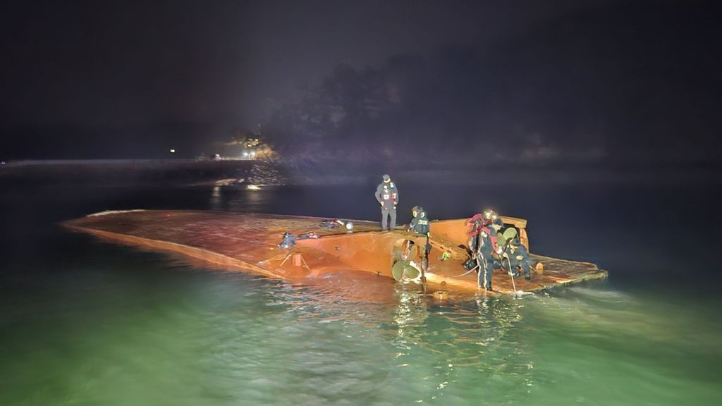 Ferry volcado en Corea del Sur