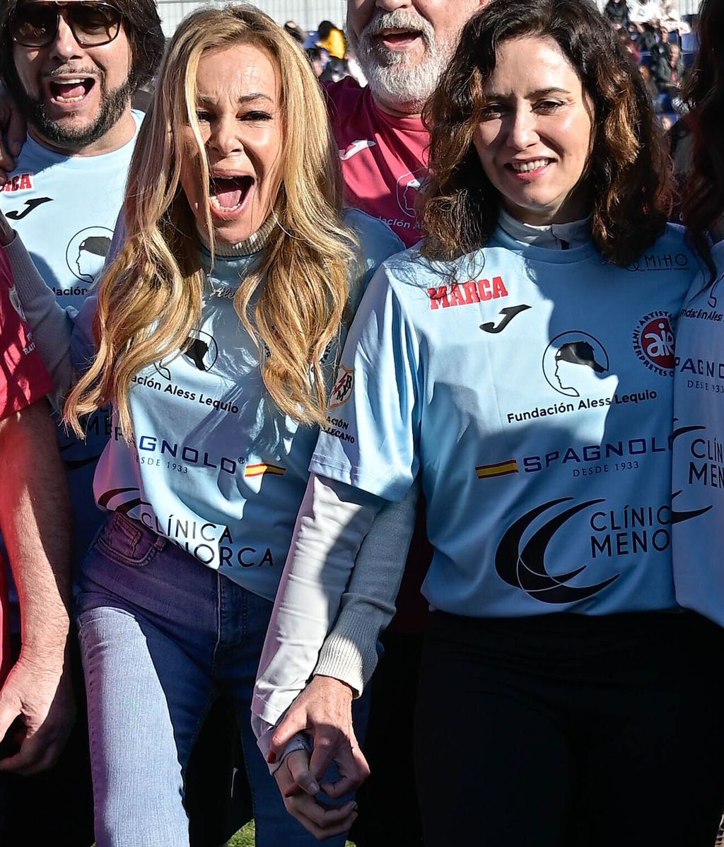 Isabel Díaz Ayuso y Ana Obregón iniciando el saque del partido