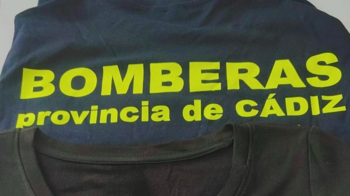 Nuevos uniformes con la serigrafía "Bombera" del consorcio de Cádiz