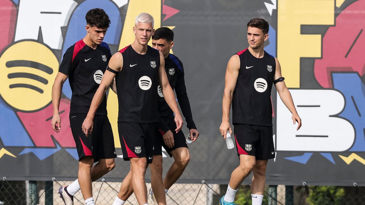 Pau Victor (1i) y Dani Olmo (2i) junto a otros jugadores en un entrenamiento del FC Barcelona