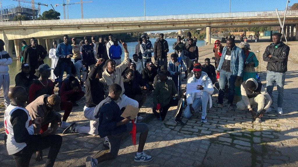 Protestas violentas de manteros en Sevilla en protesta por la muerte de un compañero que se arrojó al río huyendo de la policía