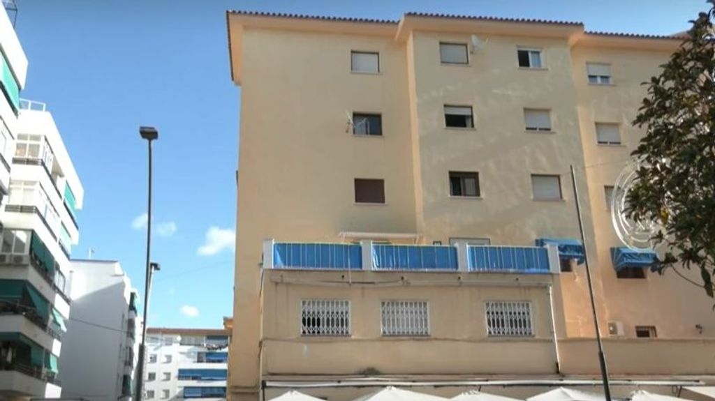 Una mujer de 32 años, hospitalizada en Marbella tras ser lanzada desde un cuarto piso por un hombre