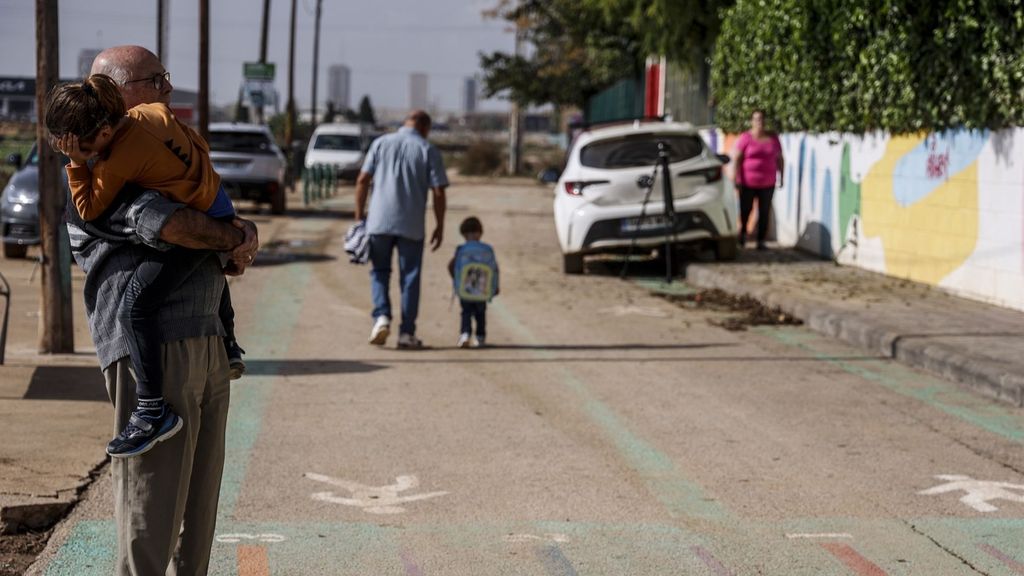 Varios niños salen del colegio CEIP Castellar Oliveral tras la reanudación de las clases