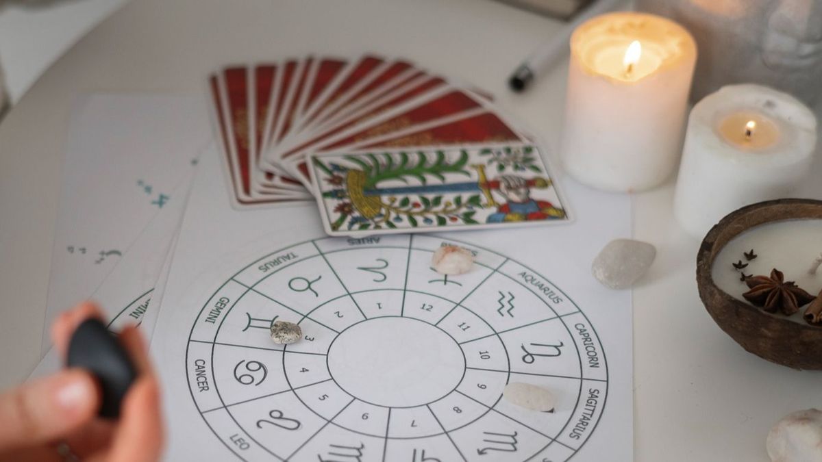 Mujer consultando cartas del tarot