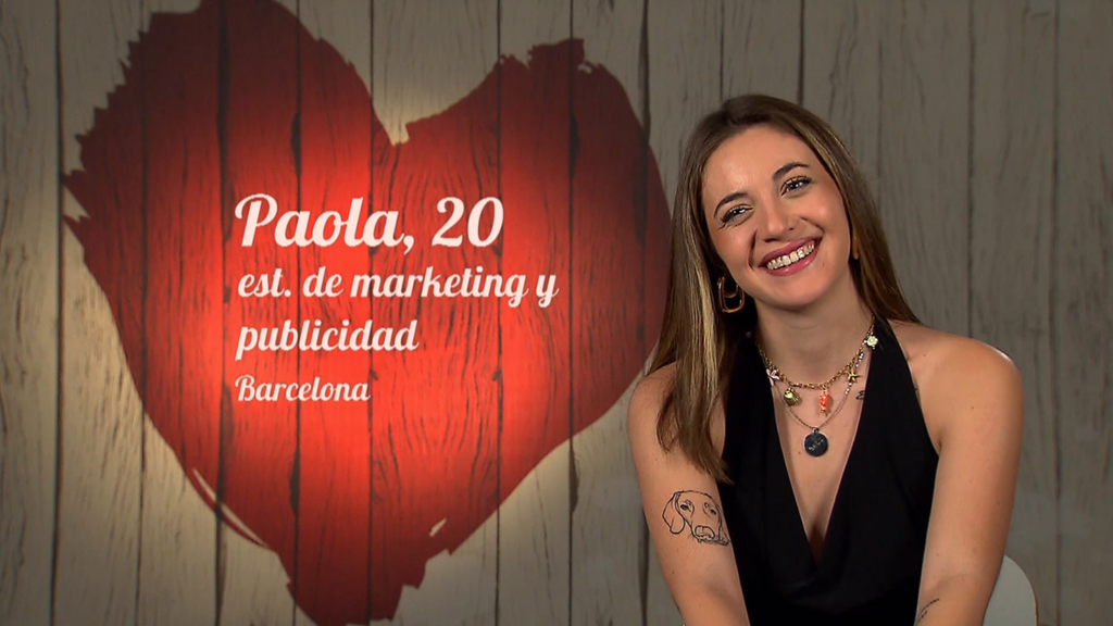 Paola entra por la puerta del restaurante de 'First Dates' y se describe a las cámaras