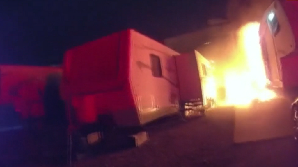 Tenso rescate en California: evitaron que un hombre muriese calcinado en un incendio de su autocaravana