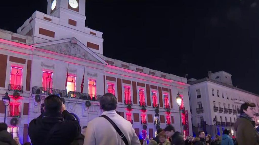 Todo listo en la Puerta del Sol para despedir el año: las tradicionales preuvas ensayan con éxito las campanadas