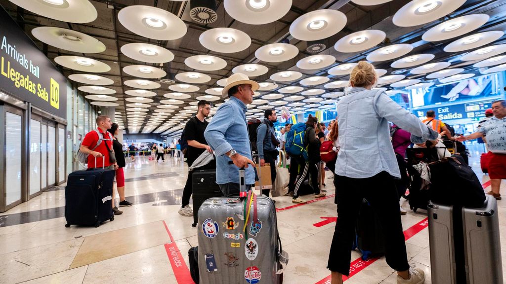 Archivo - Varias personas con maletas en la terminal T4 del aeropuerto Adolfo Suárez Madrid-Barajas, a 30 de agosto de 2024, en Madrid (España).